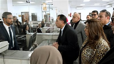 رئيس الوزراء يتفقد 