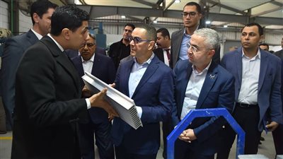 وزير الاستثمار يتفقد عددا من المصانع العاملة بالمنطقة الاستثمارية بميت غمر 
