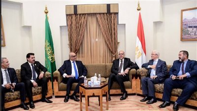 وزير العمل يجتمع بالجالية والمستثمرين في جدة لتعزيز فرص العمل والاستثمار 