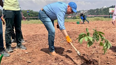 وزير الموارد المائية يزرع الأشجار مع المسؤولين والمواطنين ضمن مبادرة وطنية في رواندا