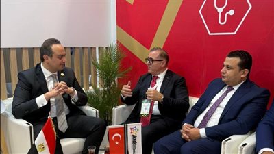 رئيس هيئة الرعاية الصحية يطلع على أحدث حلول التصوير الطبي والمنصات الرقمية بالجناح التركي