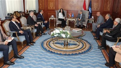 رئيس هيئة قناة السويس يبحث مع وفد شركة 