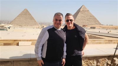 الفنان العالمي براين آدمز وأسرته يزورون منطقة أهرامات الجيزة