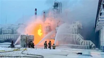 هجوم بمسيرات يشعل حريقاً في مصفاة نفط روسية بكراسنودار