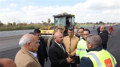كامل الوزير يشدد على سرعة الانتهاء من الطريق وتطبيق معايير الجودة العالمية