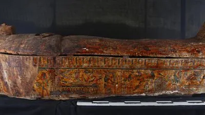 العثور على 22 تابوتاً خشبيًا ملونًا وثماني برديات نادرة من عصر الانتقال الثالث
