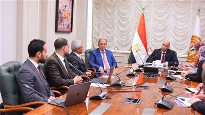 وزير العمل يستمع لخبير دولي حول تجارب لإطلاق منصة وطنية لتأهيل الشباب 