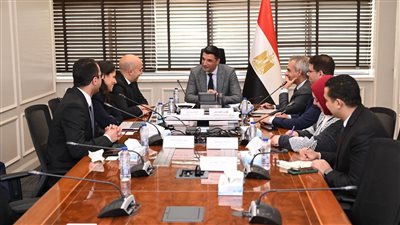 وزير الصناعة يبحث مع 