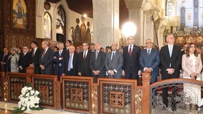 وزير العمل يشارك في قداس عيد القيامة ويهنئ البابا تواضروس