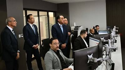 مدبولي من مركز التحكم والسيطرة بالعاصمة الجديدة: الدولة تمضي نحو التحول الرقمي