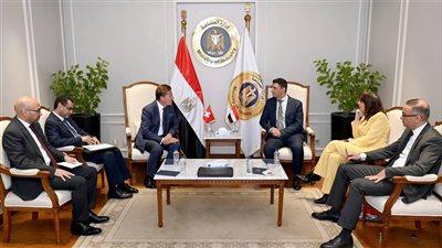 وزير الصناعة يبحث مع سفير سويسرا سبل الوصول للشراكة الصناعية وتوطين التكنولوجيا الحديثة