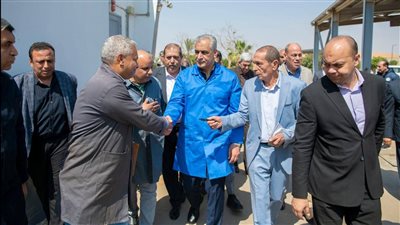 وزير الإنتاج الحربي يتفقد شركة هليوبوليس للصناعات الكيماوية لمتابعة مستهدفات الإنتاج