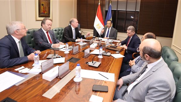 وزير الاتصالات مع مسئولي شركة HMD    