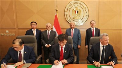 الكهرباء توقع اتفاقيتي إنشاء محطتين لتخزين الطاقة بمعدل 3000 ميجاوات ساعة سنويًا