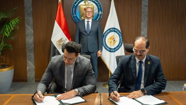 البترول توقع اتفاقيات