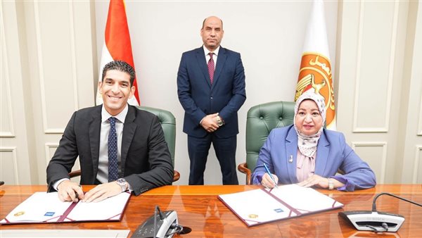 وزير العمل يشهد توقيع